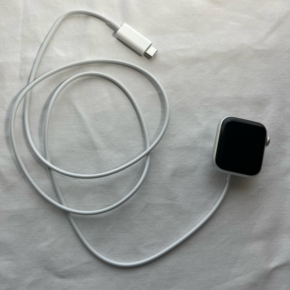 Apple Watch SE New 40MM Alluminum Case with Charger - Picture 3 of 10